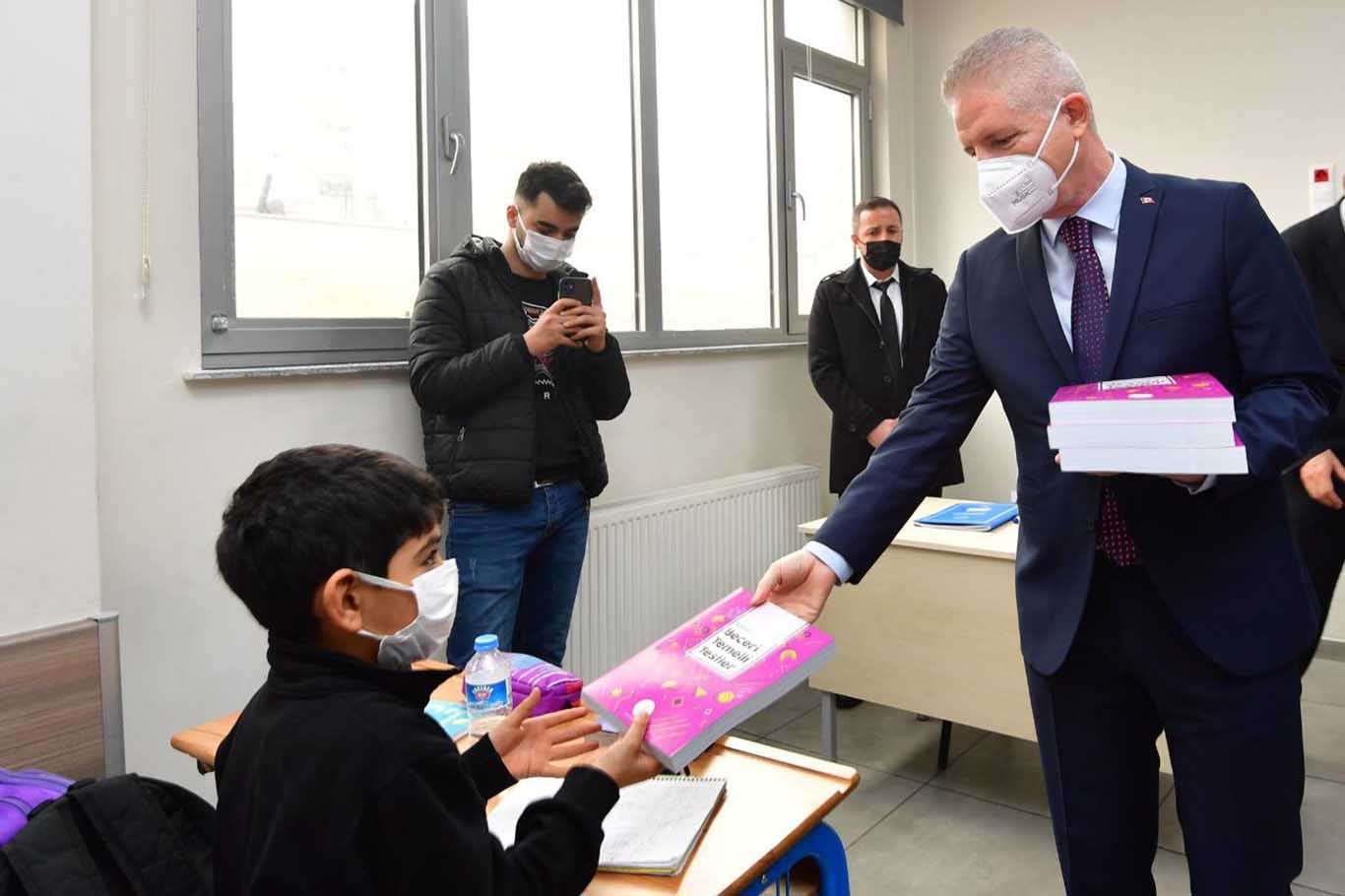 Gaziantep’te yardımcı kaynak kitap dağıtımına başlandı Gaziantep’te yardımcı kaynak kitap dağıtımına başlandı